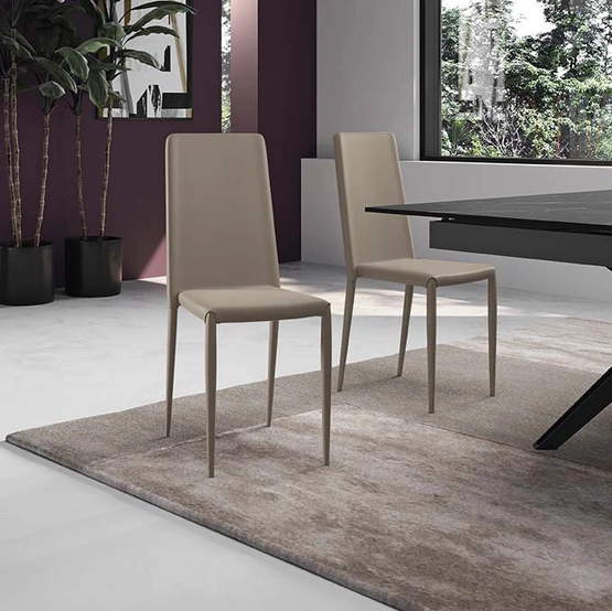 Sedia impilabile in ecopelle Cleo di Stones