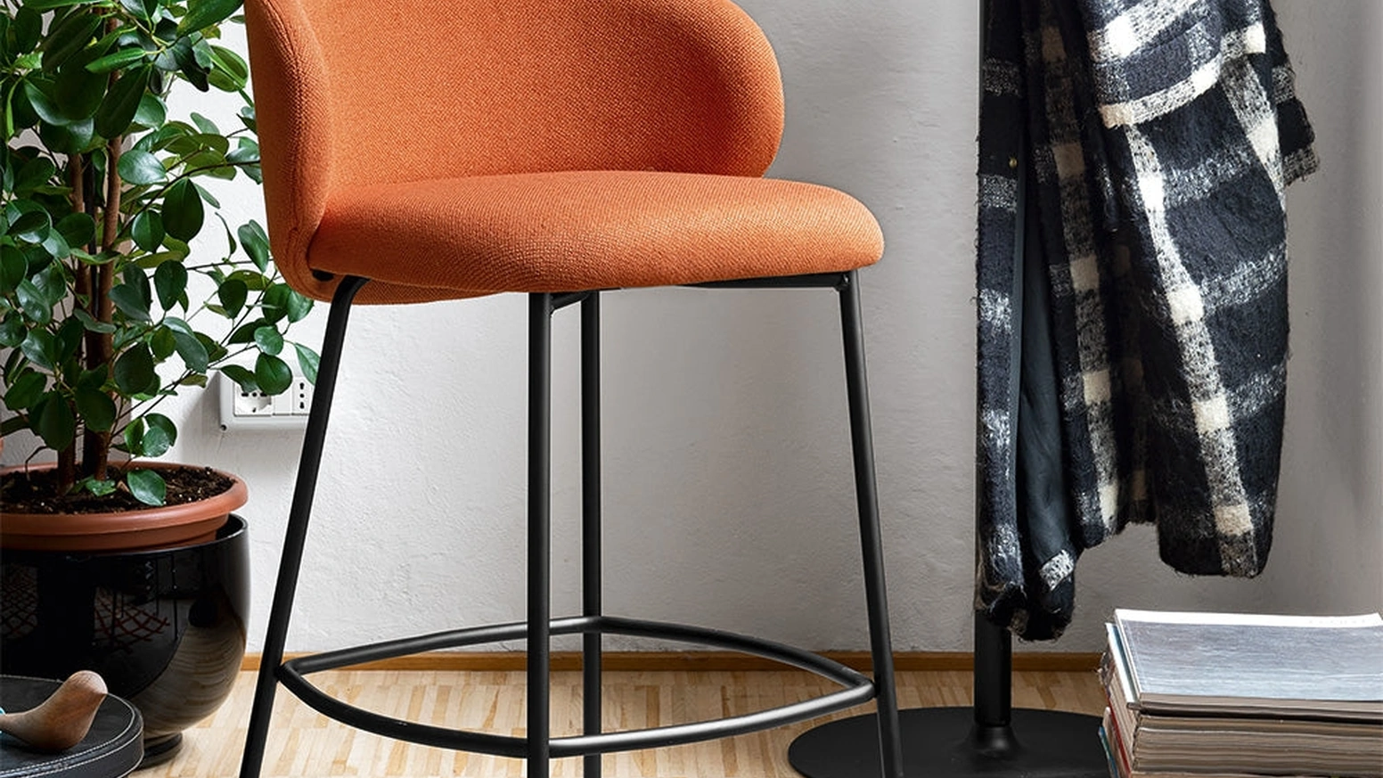 Sgabello in tessuto con base in metallo Tuka di Connubia