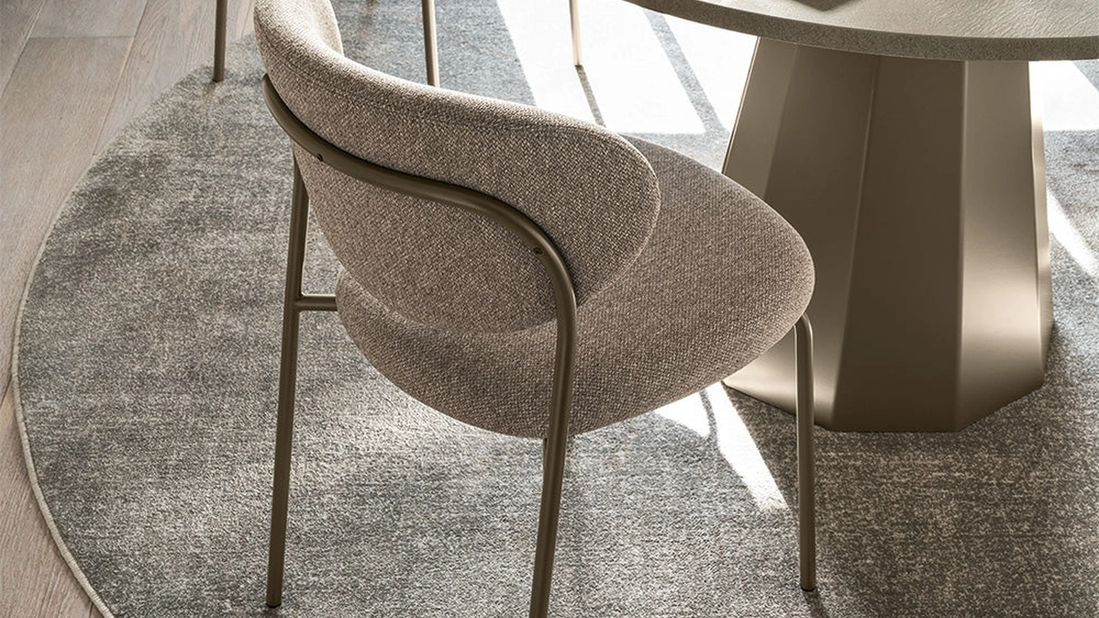 Sedia Cozy in tessuto imbottito di Connubia