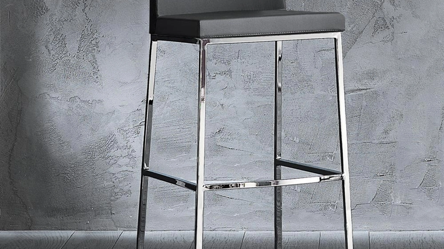 Sgabello Erik 80 in ecopelle con struttura in metallo cromato di La Seggiola