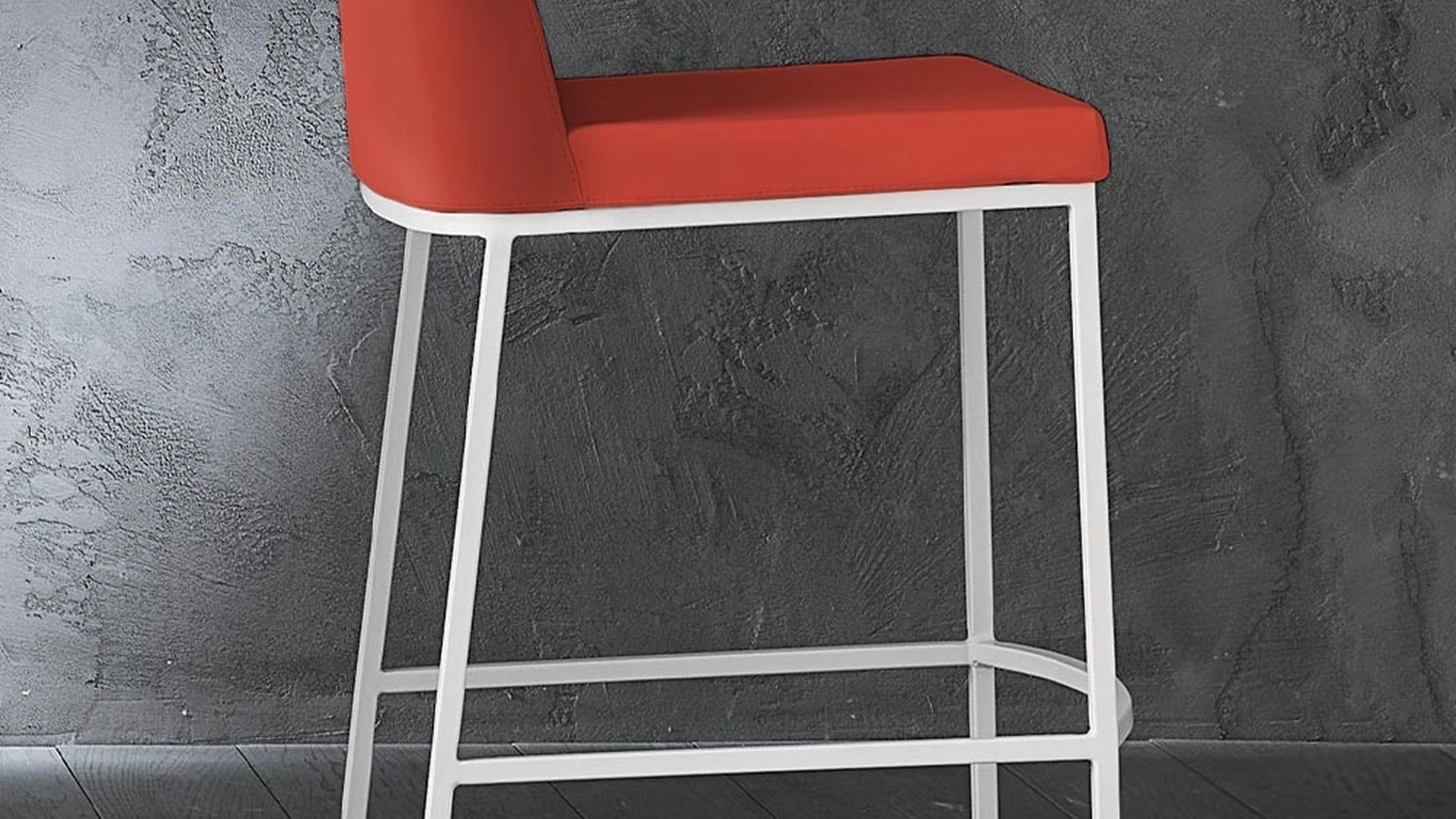 Sgabello Erik 65 in ecopelle con struttura in metallo cromato di La Seggiola