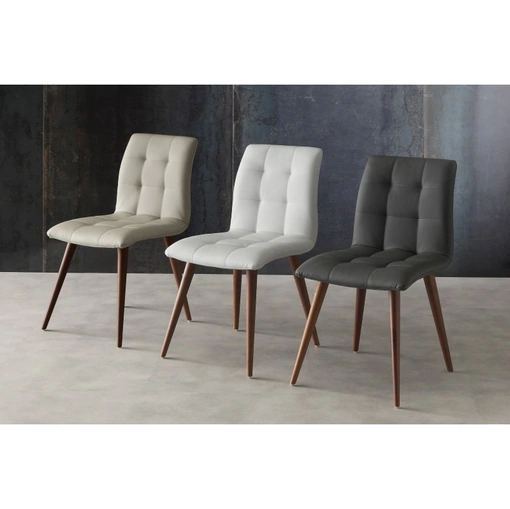 Sedia in ecopelle imbottita e trapuntata con base in legno massello Finland di La Seggiola