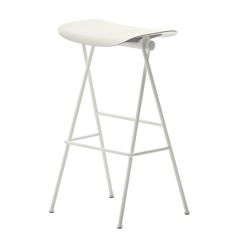 Sgabello Flip con seduta in polipropilene con struttura in metallo di Veneta Cucine