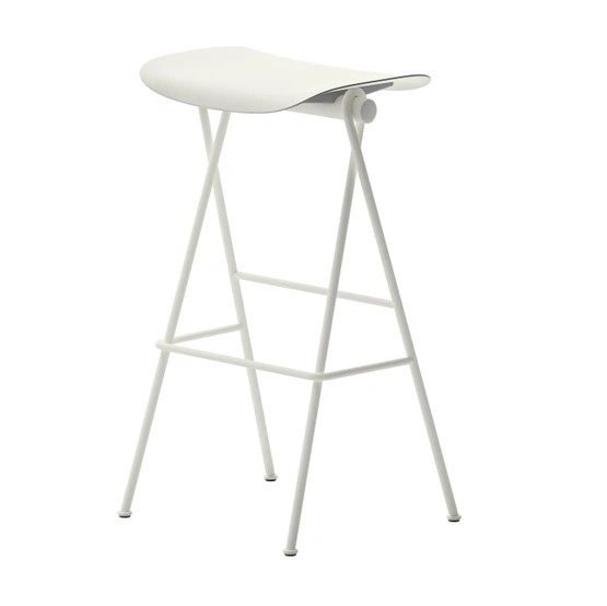 Sgabello Flip con seduta in polipropilene con struttura in metallo di Veneta Cucine