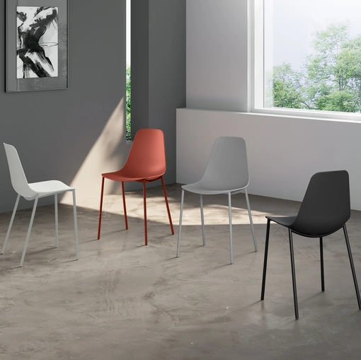 Sedia in vari colori in polipropilene con gambe in metallo Frida di Stones