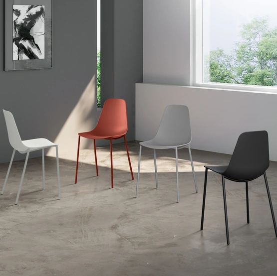 Sedia in vari colori in polipropilene con gambe in metallo Frida di Stones