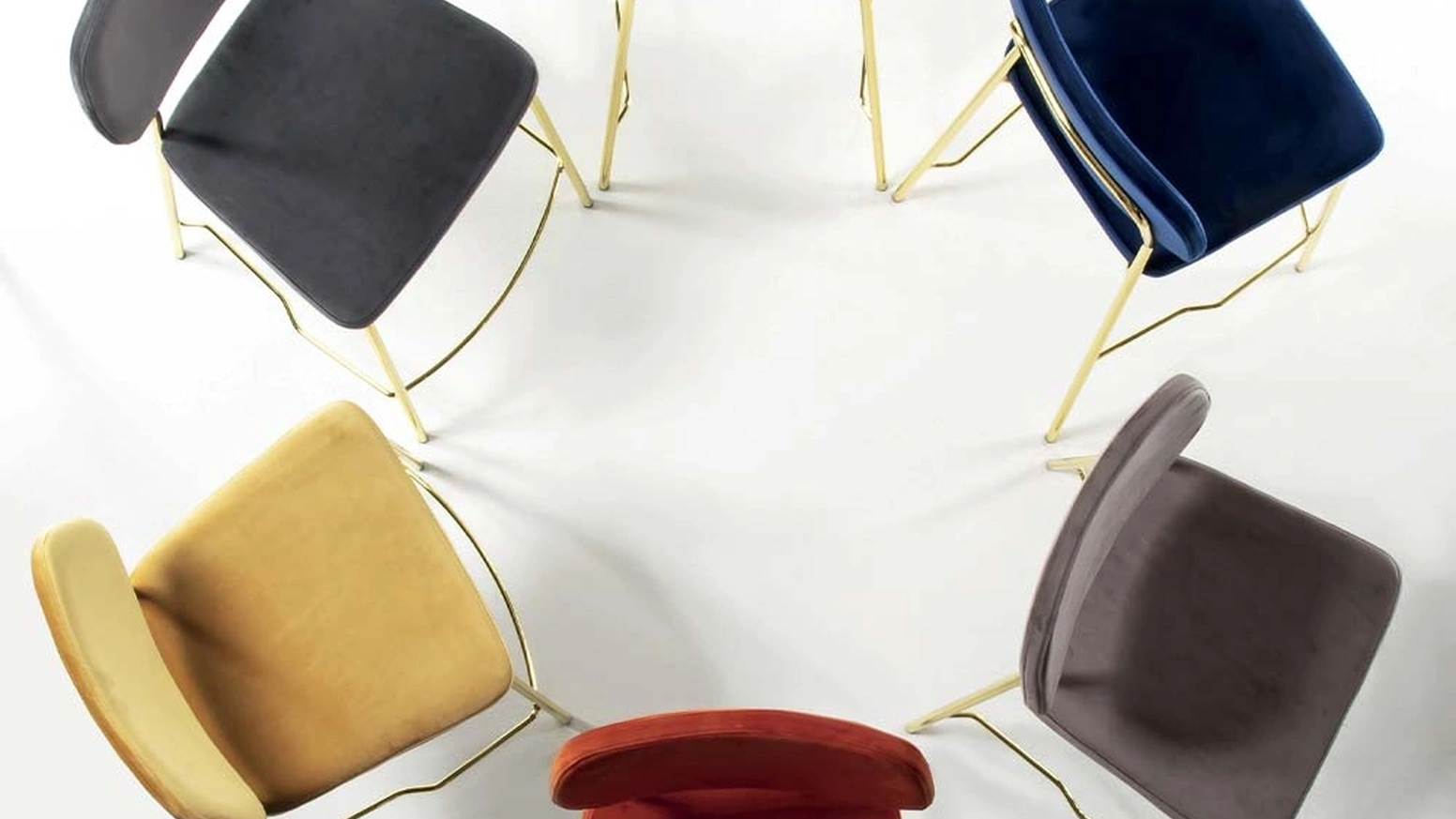 Sgabello Ginger Stool in velluto antimacchia con base in ottone lucido di La Seggiola