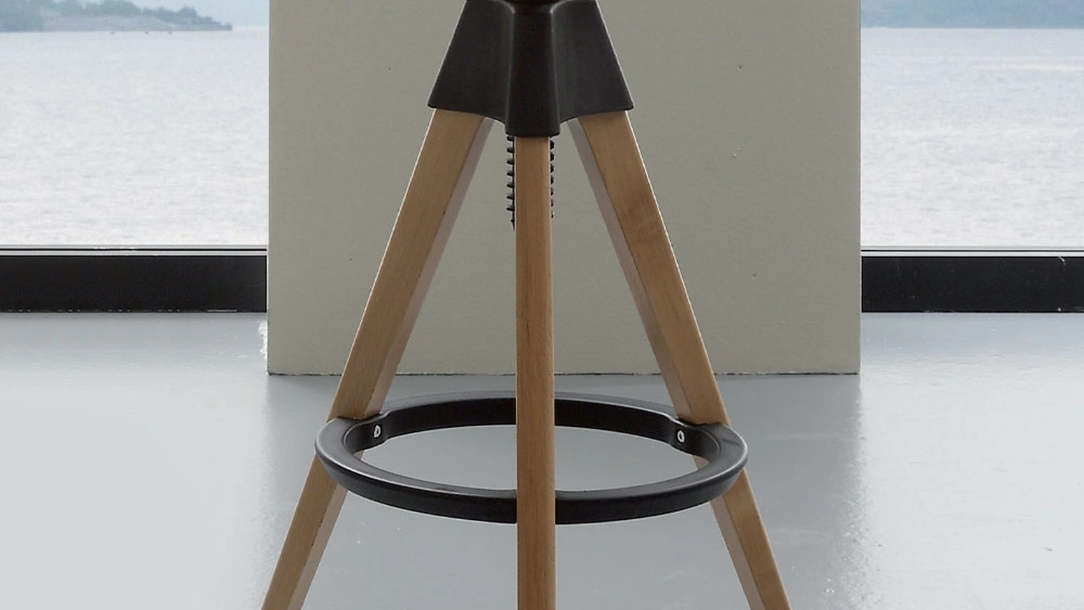 Sgabello Giotto in Faggio naturale con particolari in polipropilene nero di La Seggiola