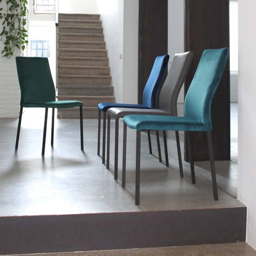 Sedia impilabile in velluto Hellen Plus di La Seggiola