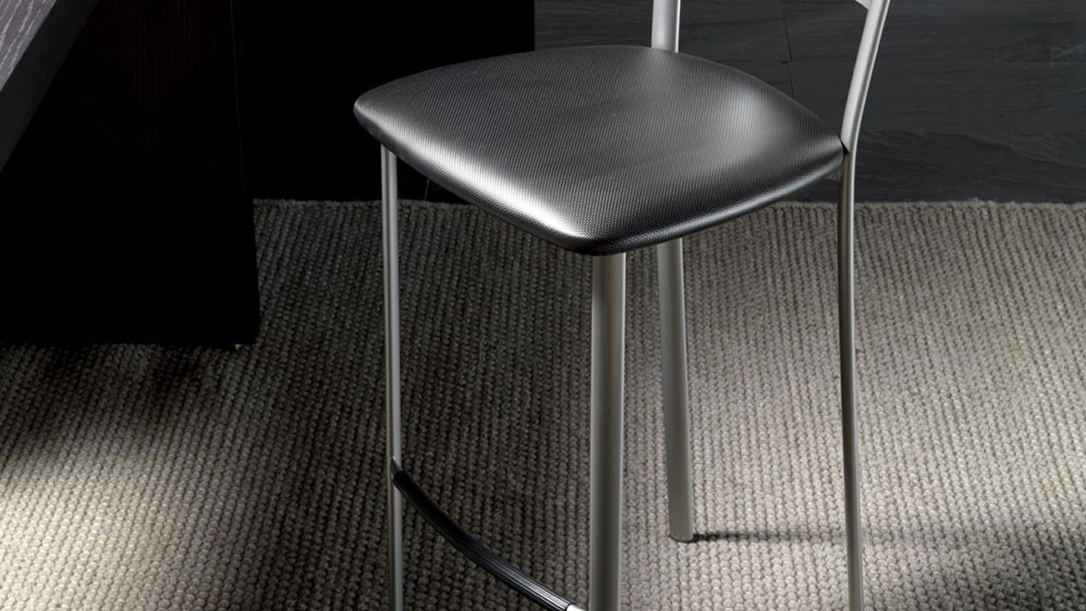 Sgabello Jody Stool 65 in metallo satinato con seduta in ecopelle di La Seggiola