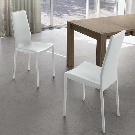 Sedia impilabile Kitty rivestita completamente in similcuoio vari colori di Stones