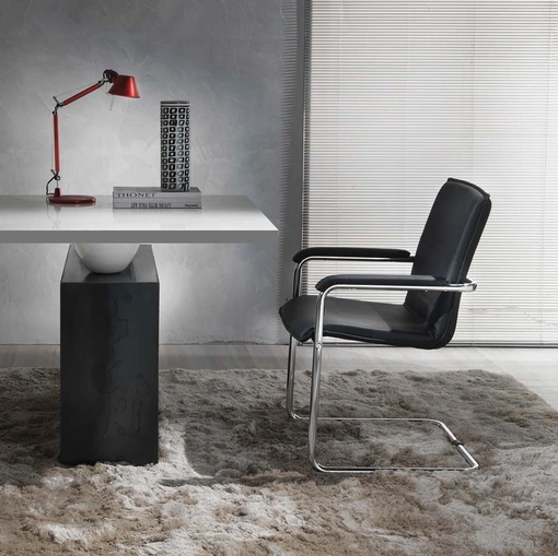 Sedia Kubica in ecopelle con base in metallo cromato di La Seggiola