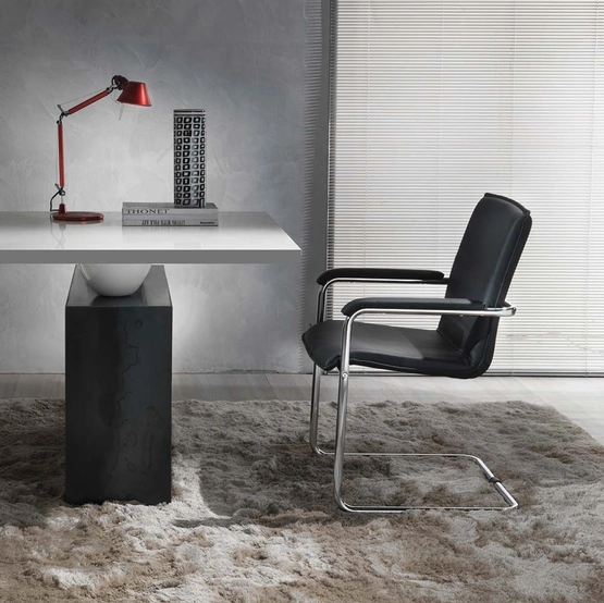 Sedia Kubica in ecopelle con base in metallo cromato di La Seggiola