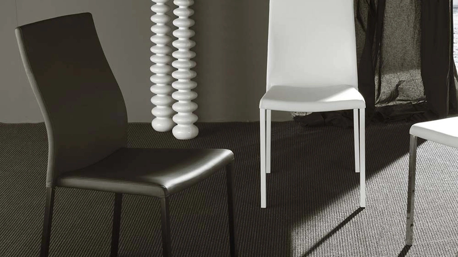 Sedia Hellen in ecopelle con base in metallo verniciato in tinta di La Seggiola