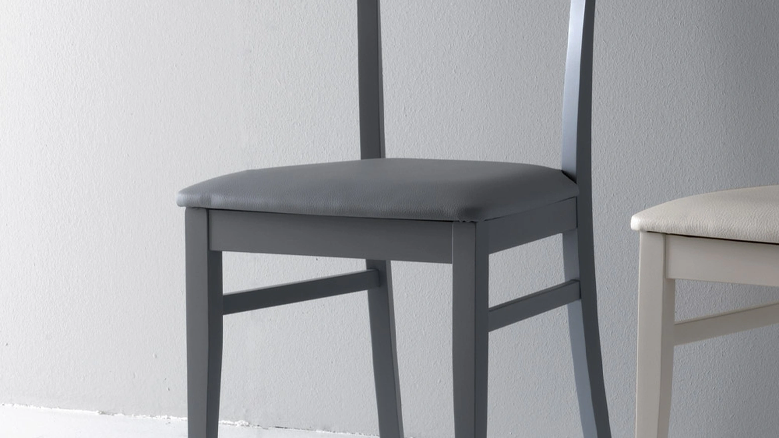 Sedia New Age in legno laccato con seduta in ecopelle di La Seggiola