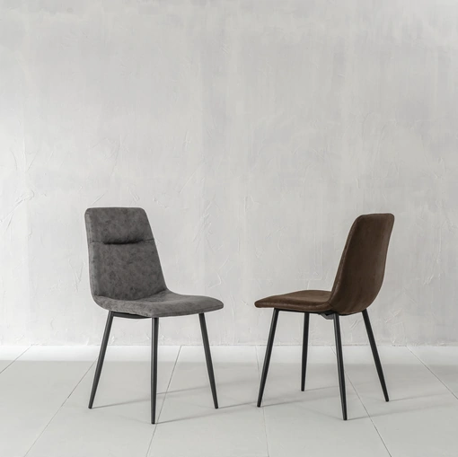 Sedia Lea rivestita in ecopelle imbottita con gambe in metallo verniciato di Stones