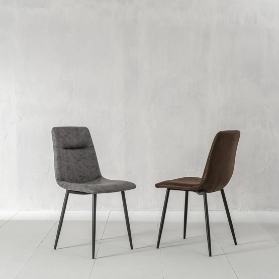 Sedia Lea rivestita in ecopelle imbottita con gambe in metallo verniciato di Stones