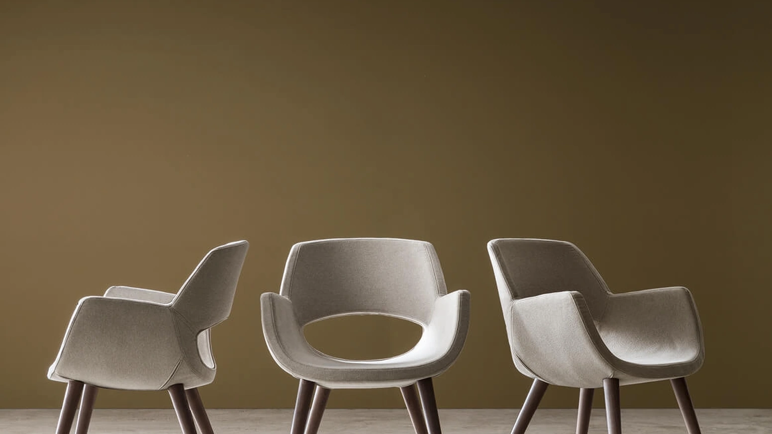 Sedia Logan in tessuto imbottito di Maronese