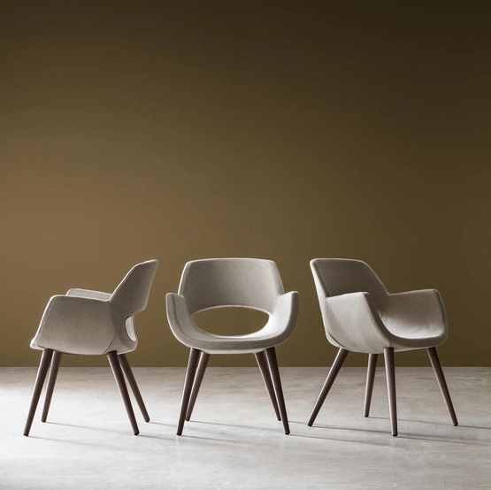 Sedia Logan in tessuto imbottito di Maronese