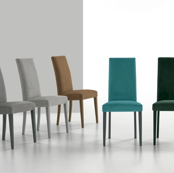 Sedia Lugano in morbida microfibra e struttura in legno verniciato di Target Point