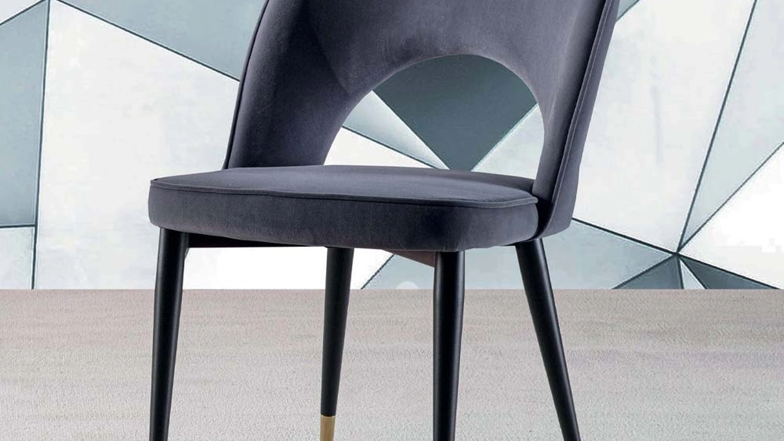 Sedia imbottita in velluto antimacchia grigio fumo con struttura in metallo verniciato nero con piedino in ottone satinato Opera di La Seggiola