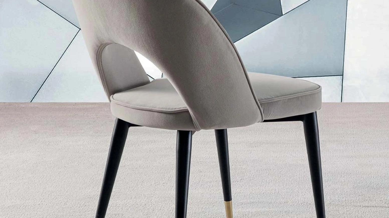 Sedia imbottita in velluto antimacchia sabbia con struttura in metallo verniciato nero con piedino in ottone satinato Opera di La Seggiola