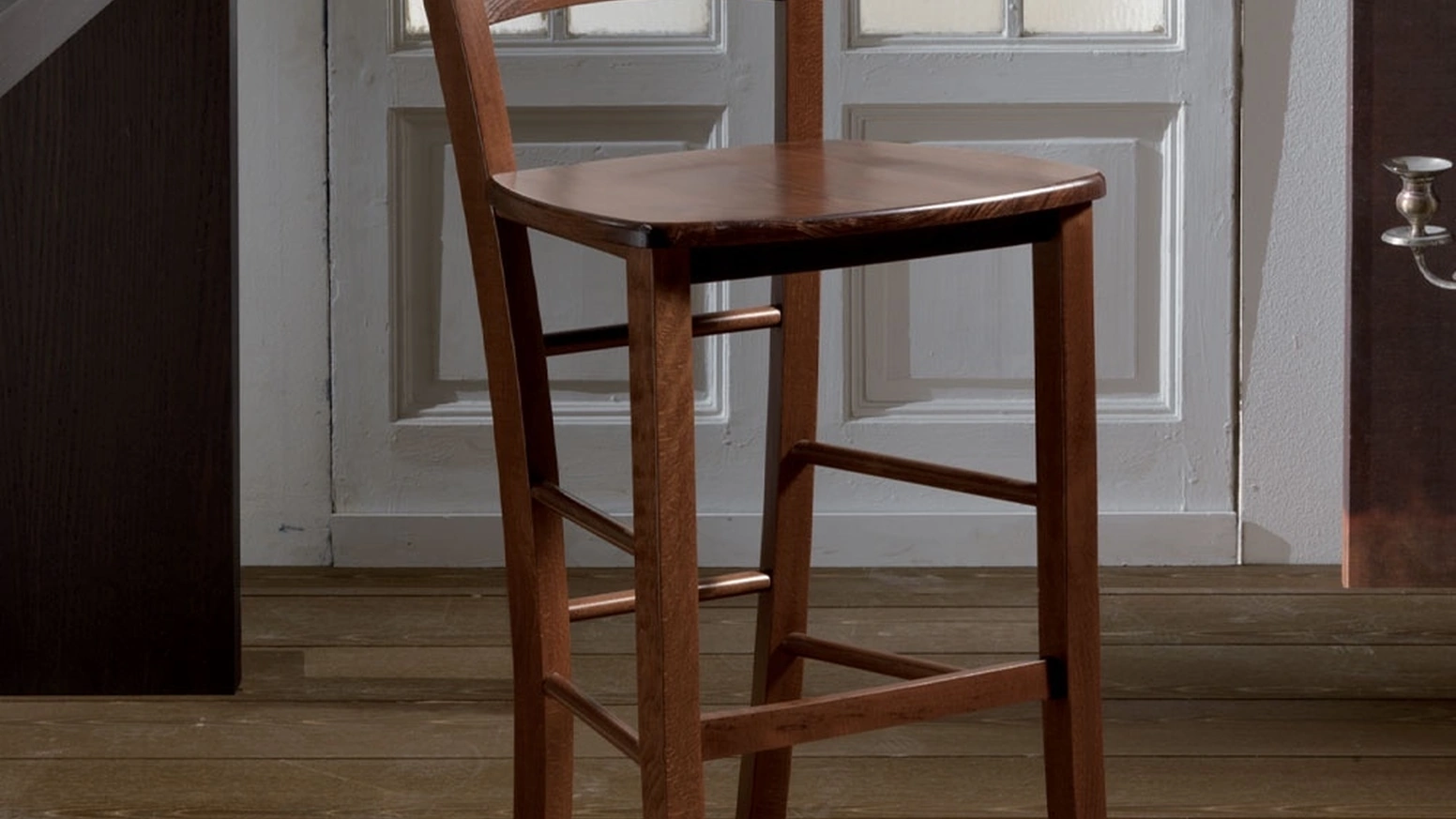 Sgabello basso Paesana in legno massello noce scuro di La Seggiola