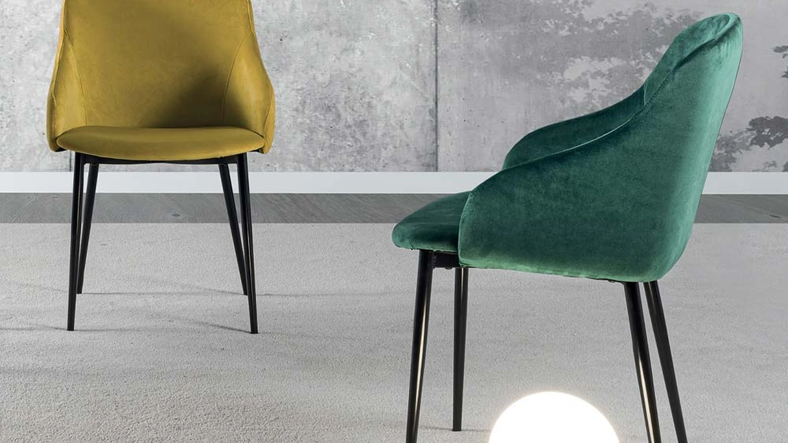 Sedia rivestita in velluto antimacchia Pigalle Due di La Seggiola