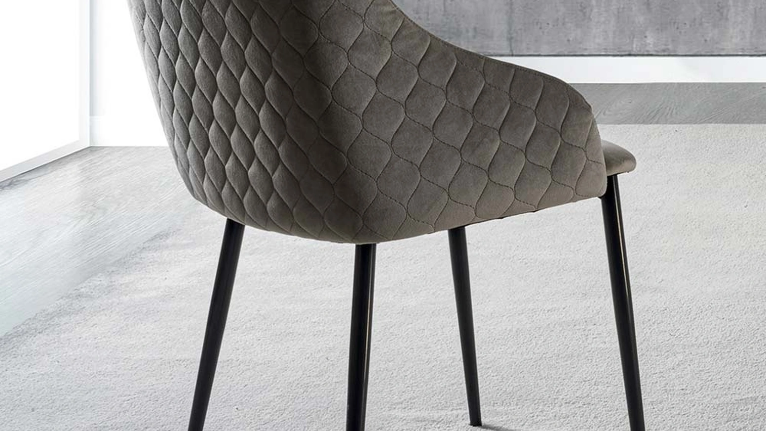 Sedia rivestita in velluto antimacchia con struttura in metallo verniciato nero Pigalle Due di La Seggiola