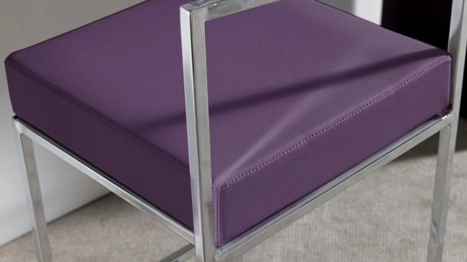 Sgabello Prisma 65 in metallo cromato con seduta in ecopelle viola di La Seggiola