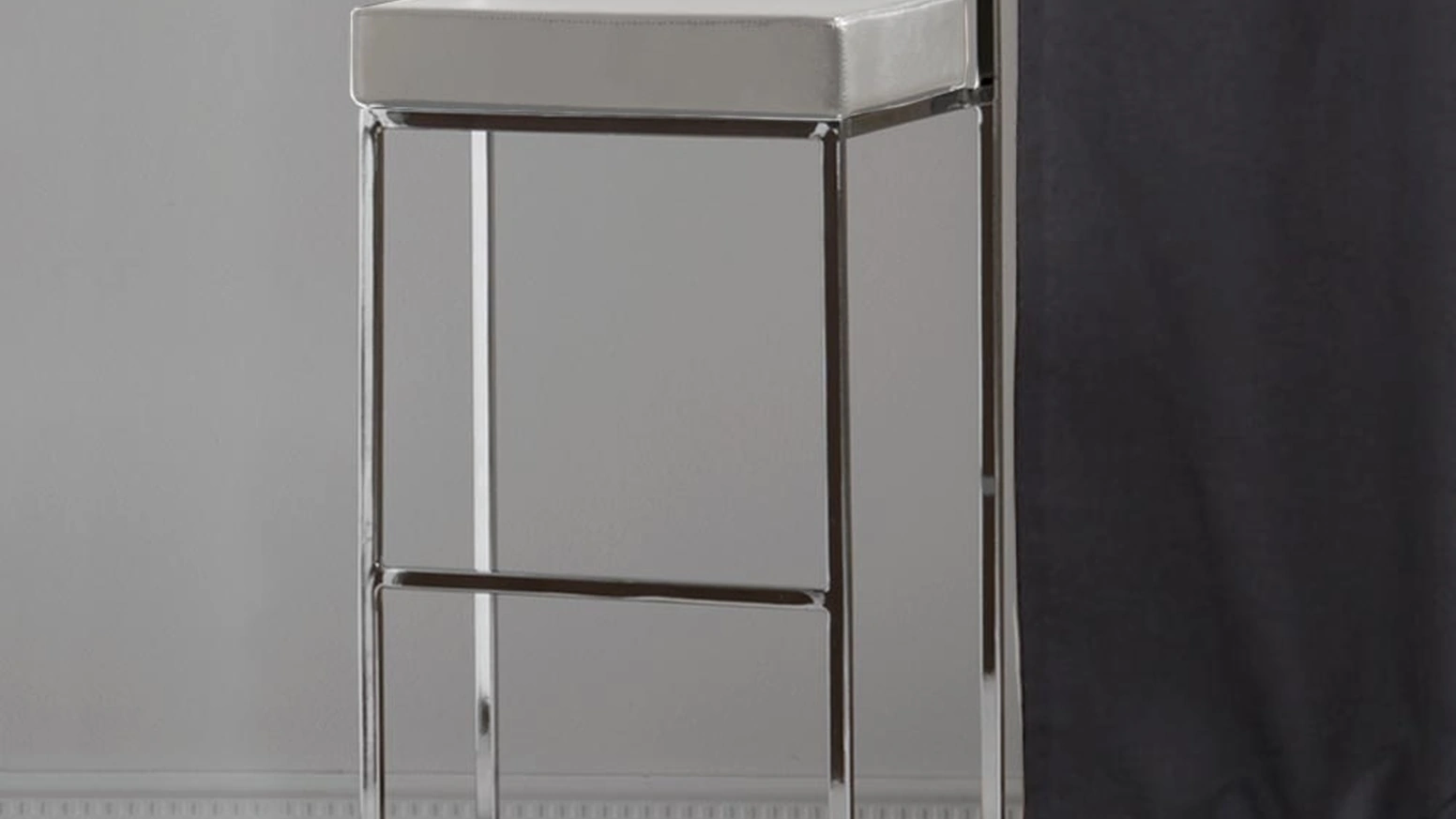 Sgabello Prisma 80  in metallo cromato con seduta in ecopelle bianca di La Seggiola