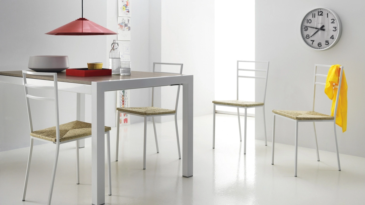 Sedia Quadrifoglio in metallo con seduta in paglia sintetica di Scavolini