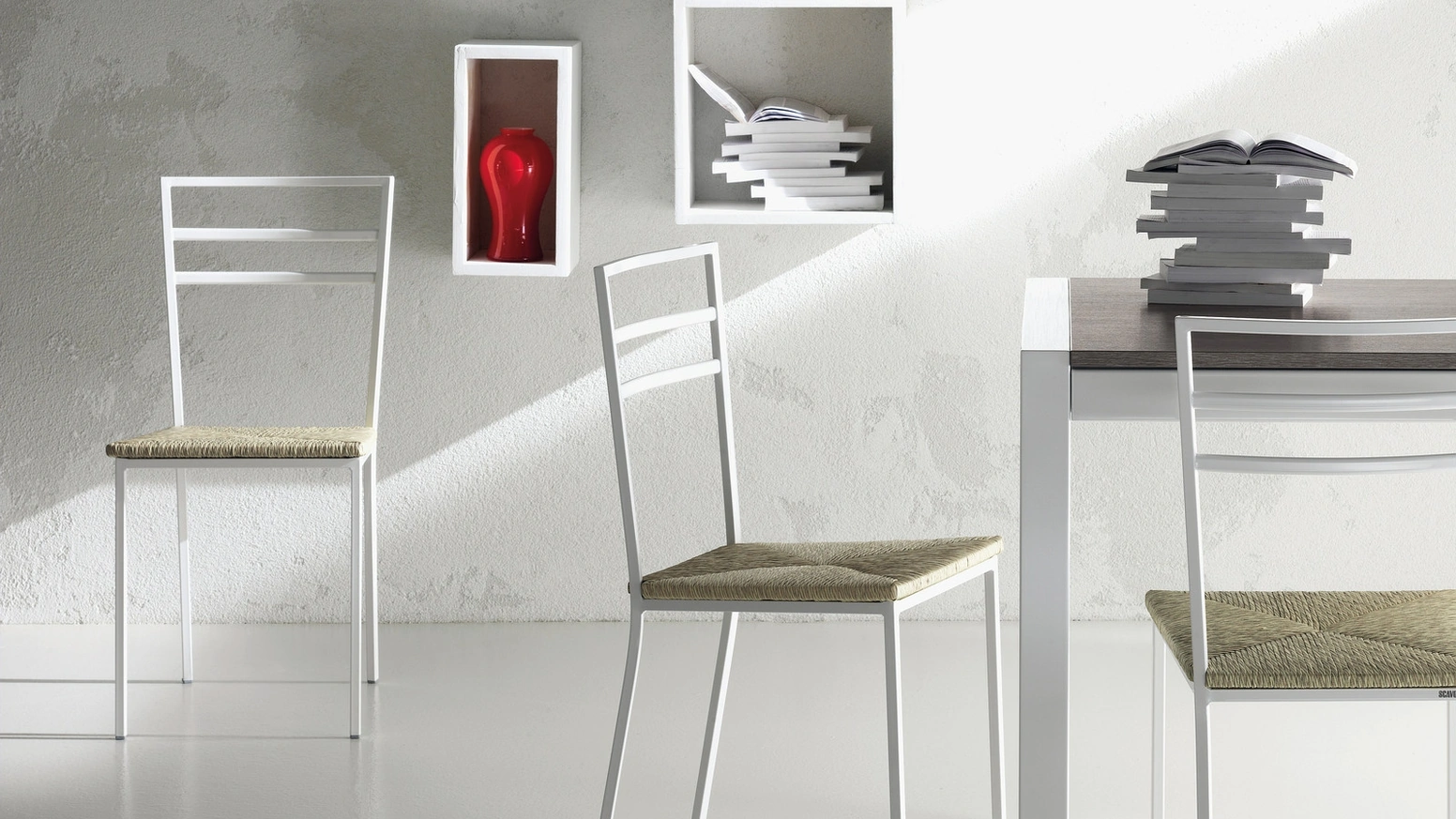 Sedia Quadrifoglio in metallo con seduta in paglia sintetica di Scavolini