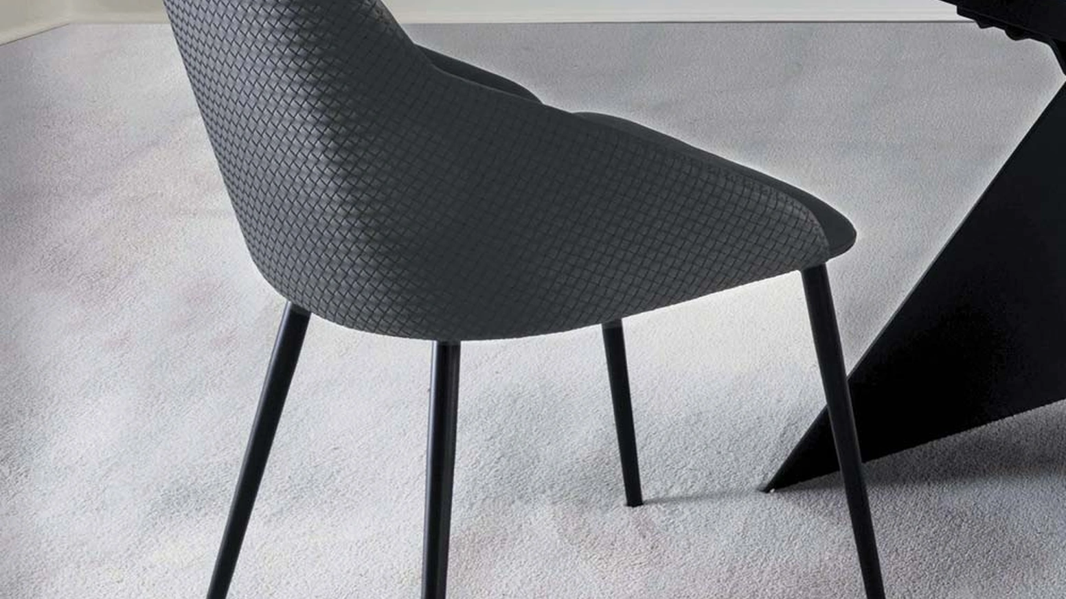 Sedia in ecopelle grigio titanio con retro schienale stampato a rilievo intrecciato Roma di La Seggiola