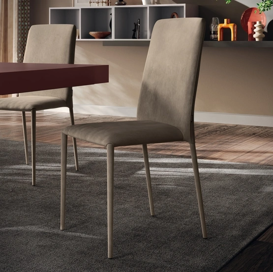 Sedia Cloe rivestita in tessuto di Scavolini
