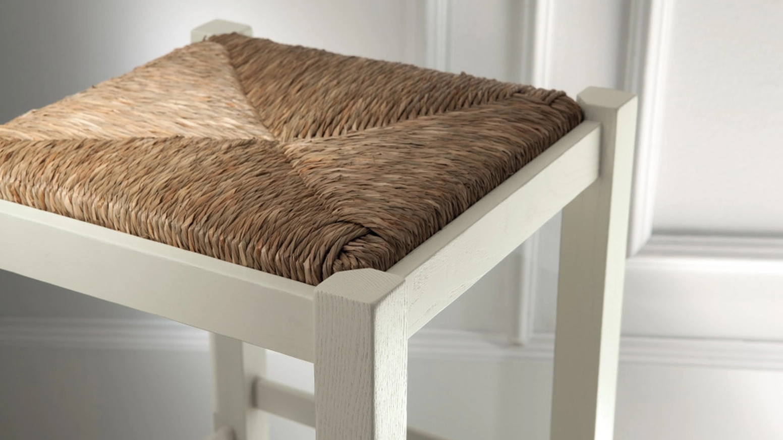 Sgabello Margot in legno massello con seduta in paglia naturale di Scavolini