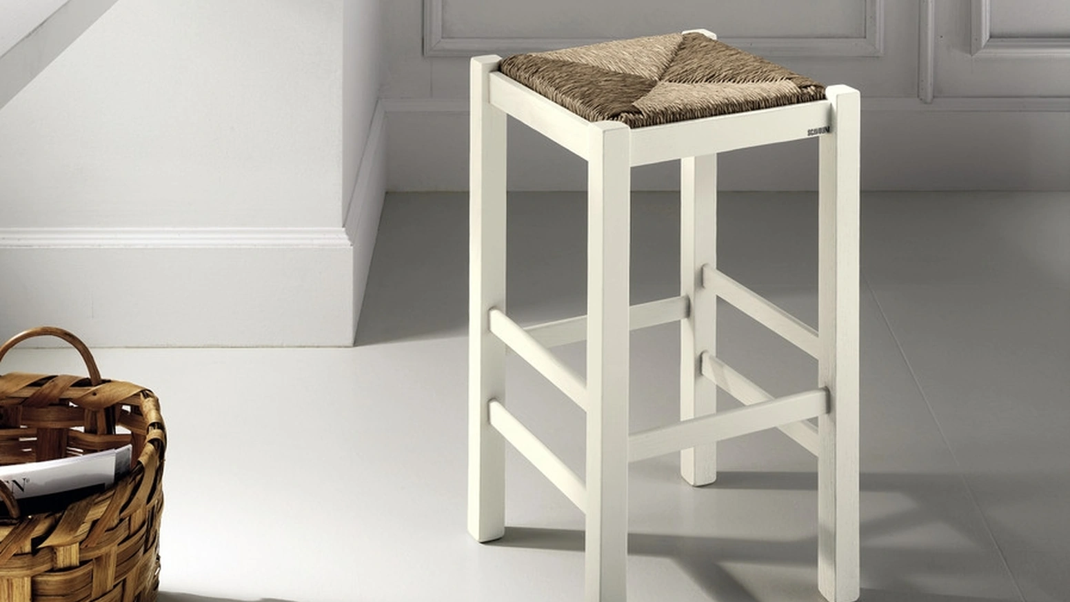 Sgabello Margot in legno massello con seduta in paglia naturale di Scavolini