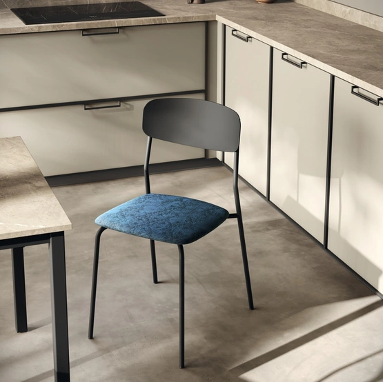 Sedia impilabile Sam di Scavolini