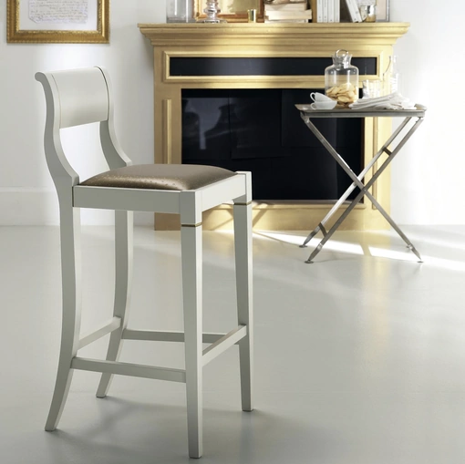 Sgabello Grand Relais in legno con seduta imbottita di Scavolini