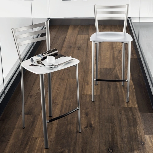 Sgabello Speedy in metallo con seduta in legno laccato di Scavolini