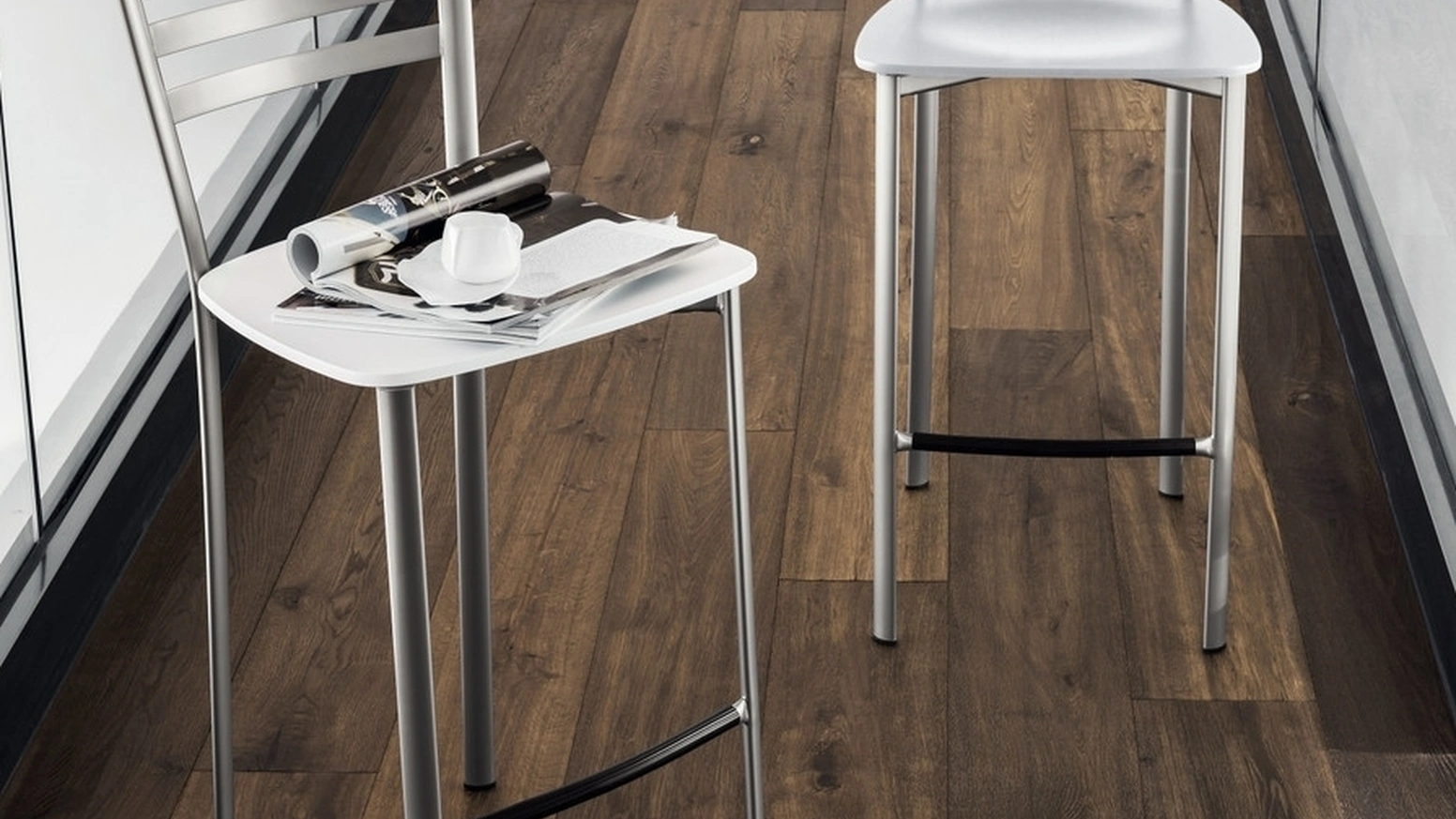 Sgabello Speedy in metallo con seduta in legno laccato di Scavolini