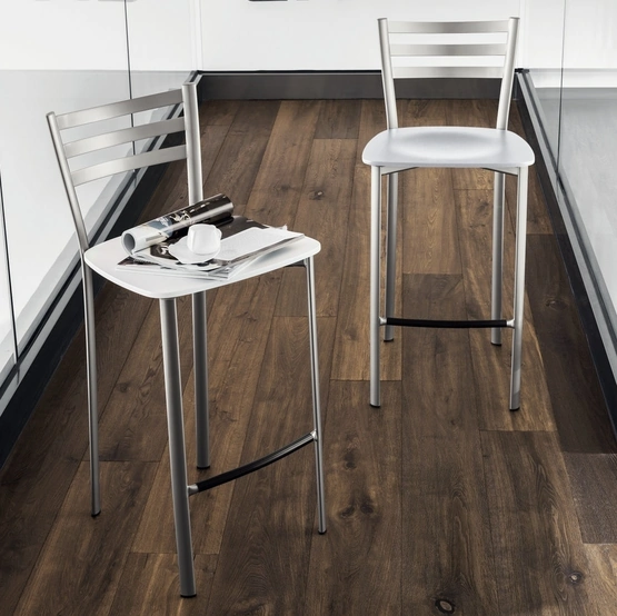 Sgabello Speedy in metallo con seduta in legno laccato di Scavolini