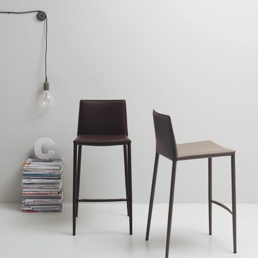 Sgabello Unique in cuoio rigenerato di Scavolini