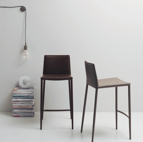 Sgabello Unique in cuoio rigenerato di Scavolini