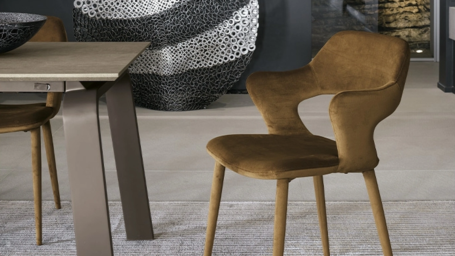 Sedia Seattle interamente rivestita in morbida microfibra effetto velluto di Target Point