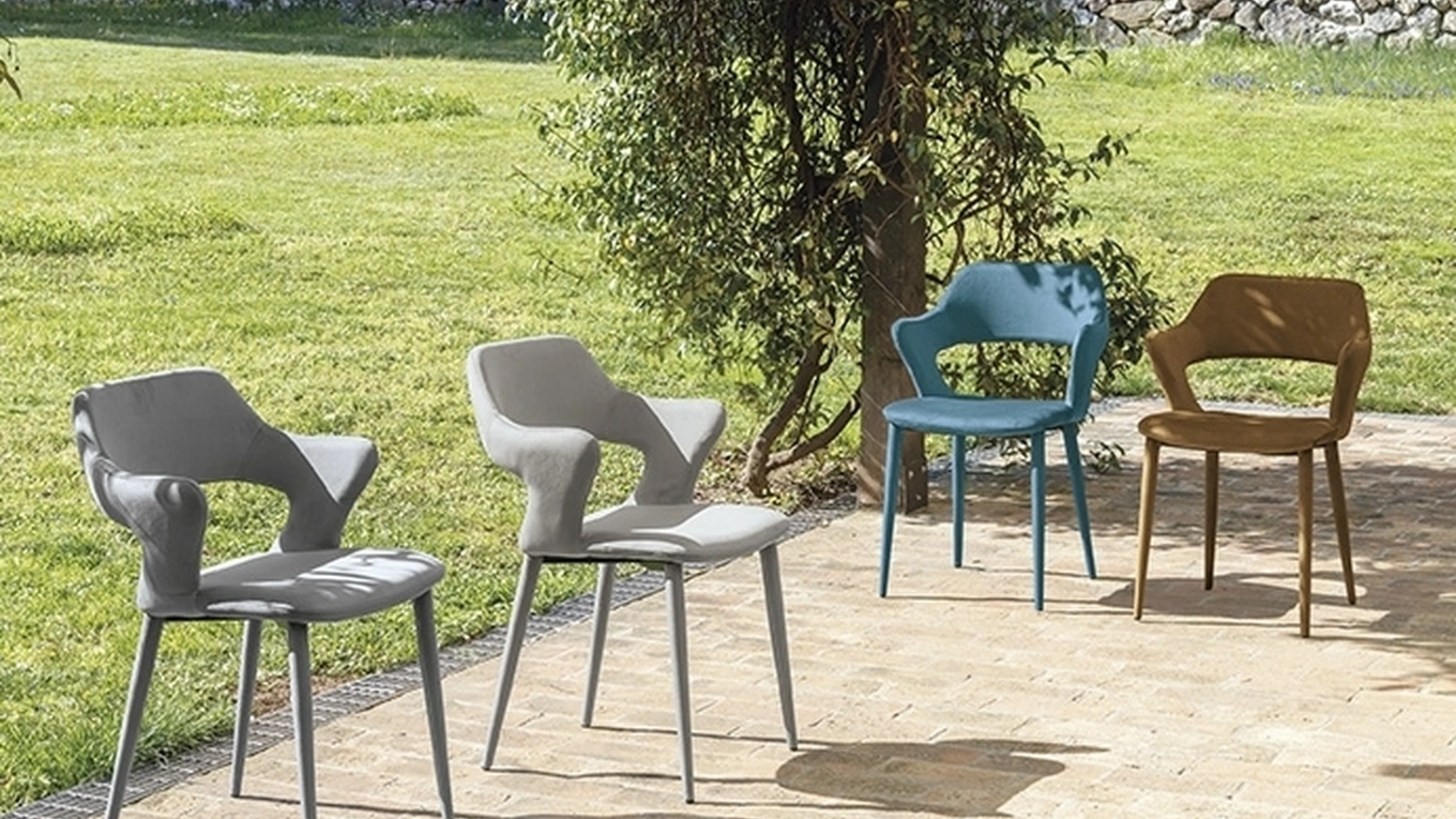 Sedia Seattle interamente rivestita in morbida microfibra effetto velluto di Target Point