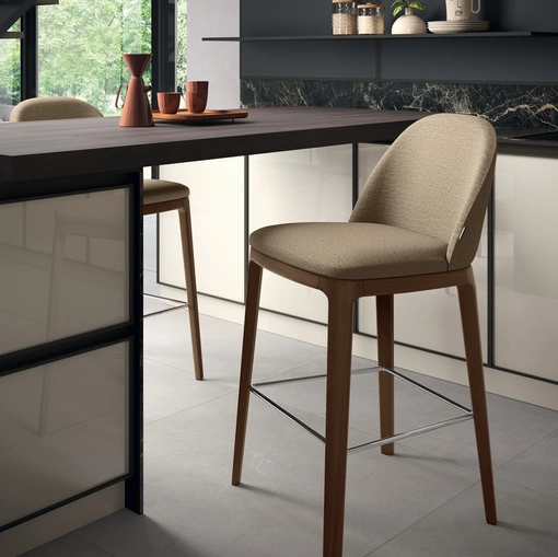 Sgabello Egg in tessuto e massello di frassino di Scavolini