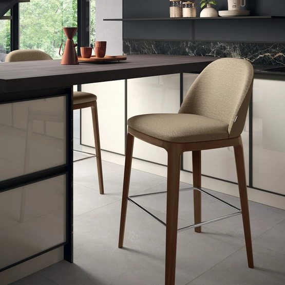 Sgabello Egg in tessuto e massello di frassino di Scavolini