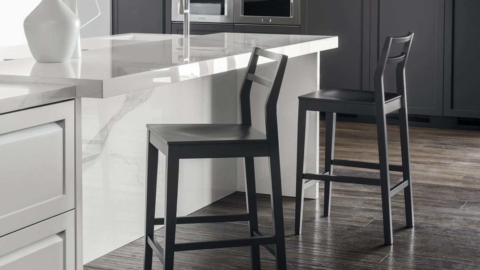 Sgabello Flair in massello di faggio laccato di Scavolini