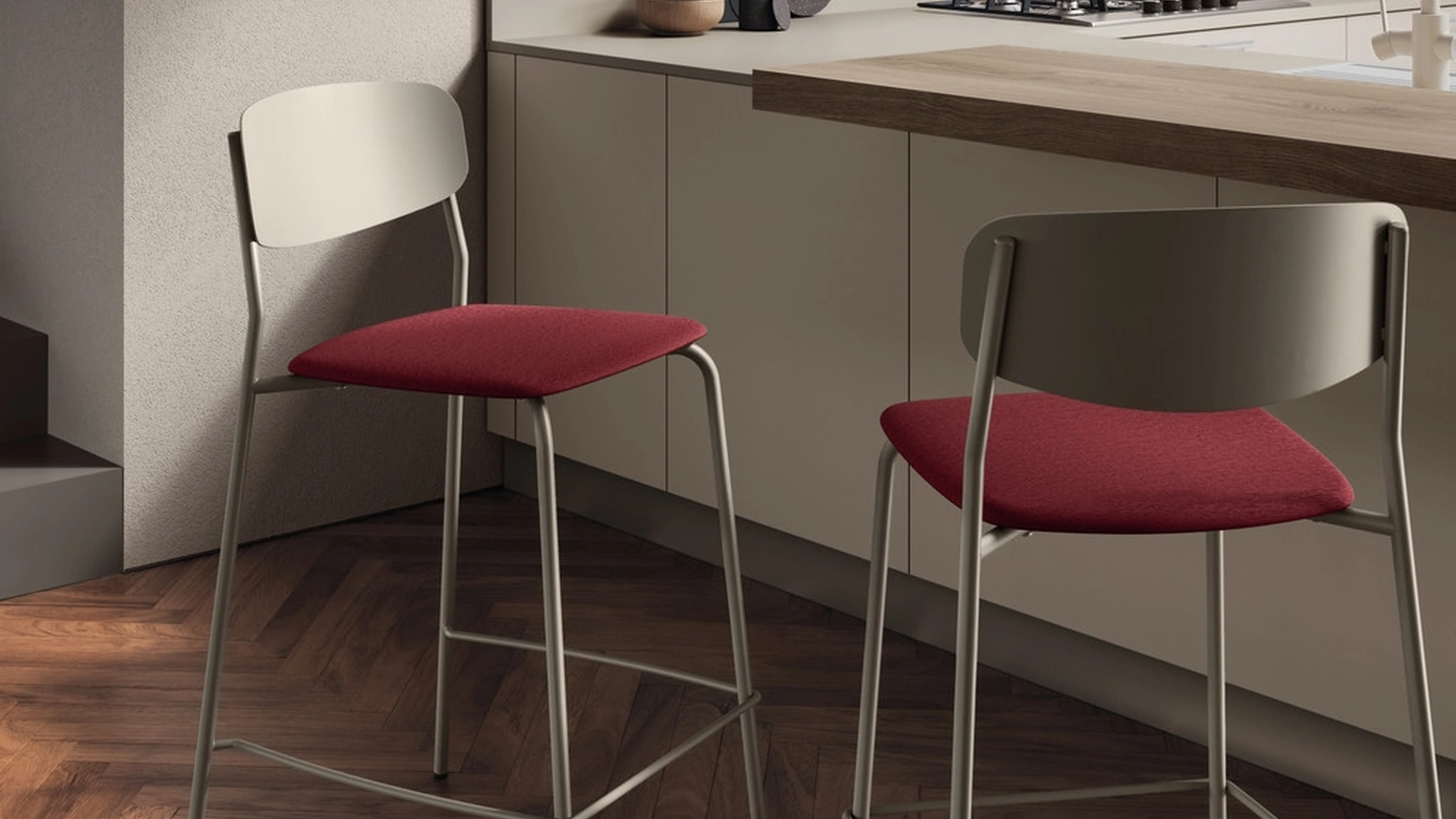 Sgabello Sam in metallo con seduta imbottita di Scavolini